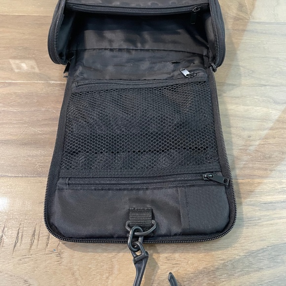 Excellent Condition Hanging Travel Toiletry Bag - Picture 3 of 13